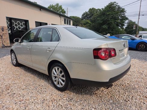 Used 2010 Volkswagen Jetta SE FWD image 4