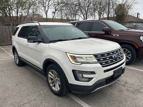 Used 2017 Ford Explorer XLT w/ Equipment Group 202A image 15