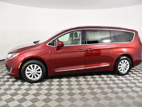 Used 2019 Chrysler Pacifica Touring-L FWD image 9
