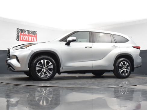 Used 2022 Toyota Highlander XLE image 29