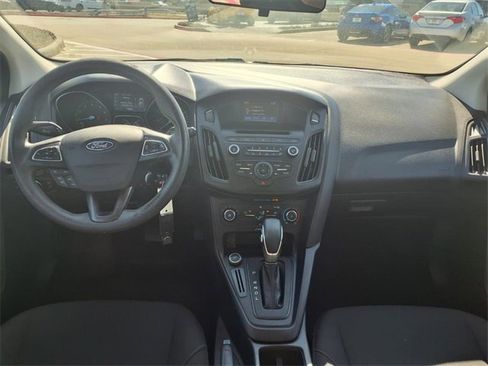 Used 2017 Ford Focus SE image 5