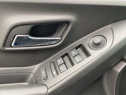Used 2019 Chevrolet Trax LT w/ LT Convenience Package FWD image 18