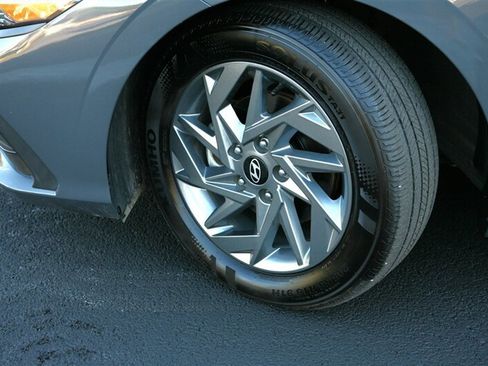 Used 2024 Hyundai Elantra SEL image 3