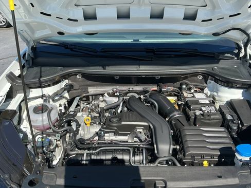 Certified 2025 Volkswagen Taos SE image 18