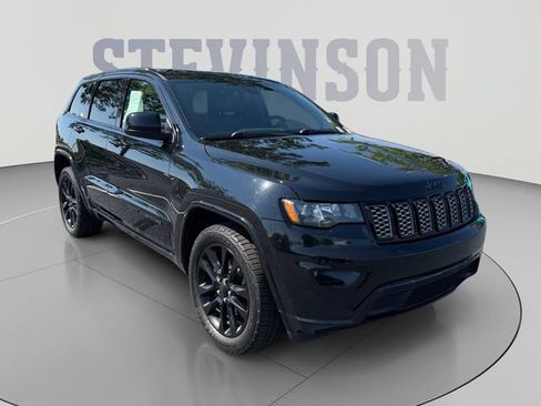 Used 2017 Jeep Grand Cherokee Altitude AWD/4WD image 7