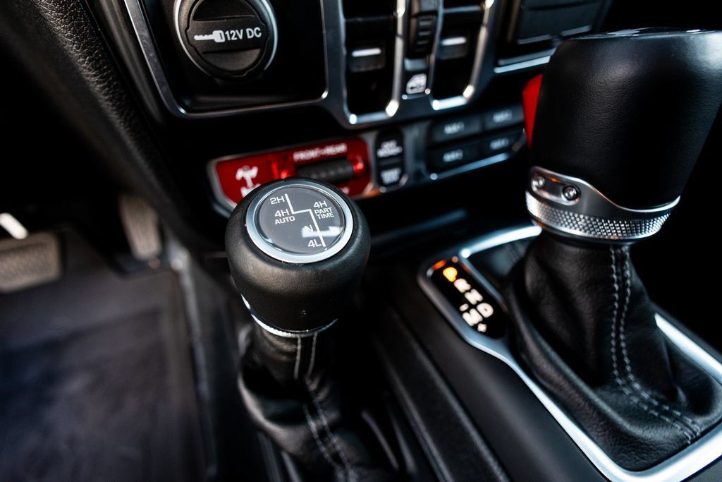 Used 2024 Jeep Wrangler Unlimited Rubicon AWD/4WD image 32