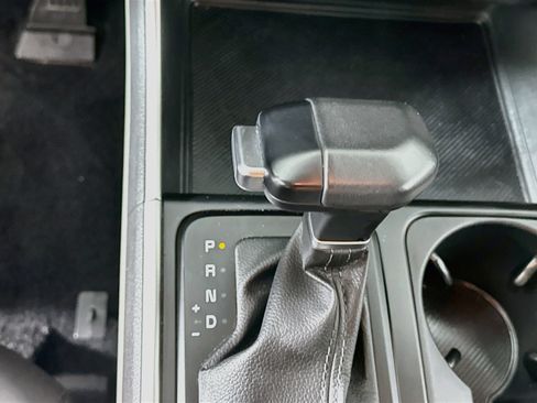 Used 2025 Kia Carnival FWD image 25