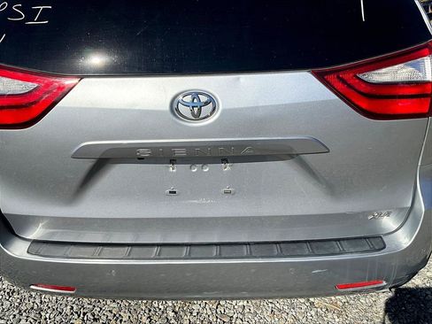 Used 2018 Toyota Sienna XLE w/ XLE Navigation Package image 8