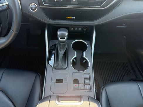 Used 2024 Toyota Highlander XLE FWD image 15