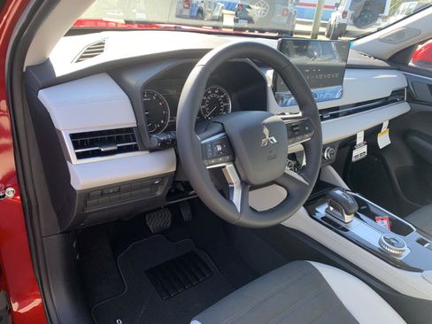 New 2025 Mitsubishi Outlander SE image 12