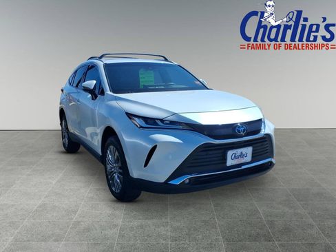 Certified 2023 Toyota Venza XLE image 3