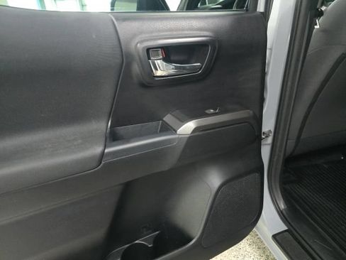 Used 2018 Toyota Tacoma TRD Off-Road AWD/4WD image 9