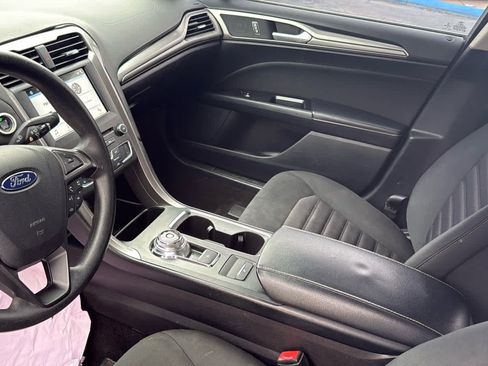 Used 2017 Ford Fusion SE w/ Fusion SE Technology Package image 16