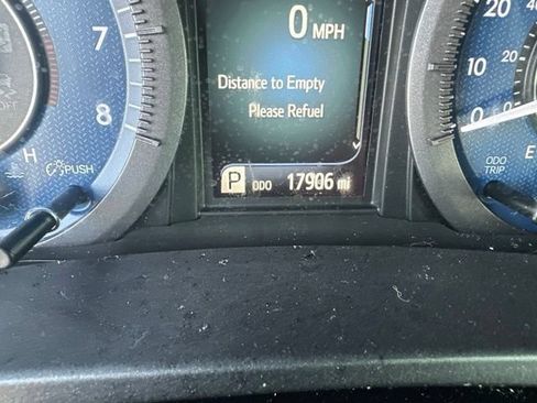 Used 2020 Toyota Sienna XLE w/ Carpet Mat Package FWD image 2