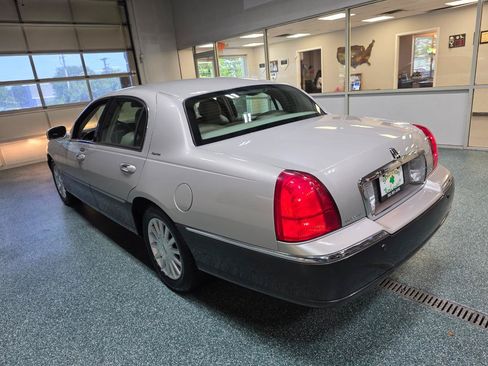 Used 2005 Lincoln Town Car Signature RWD image 9