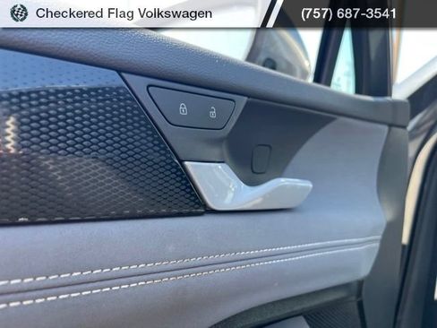 Used 2025 Volkswagen Tiguan SE FWD image 13