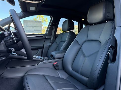 Used 2025 Porsche Macan AWD/4WD image 5