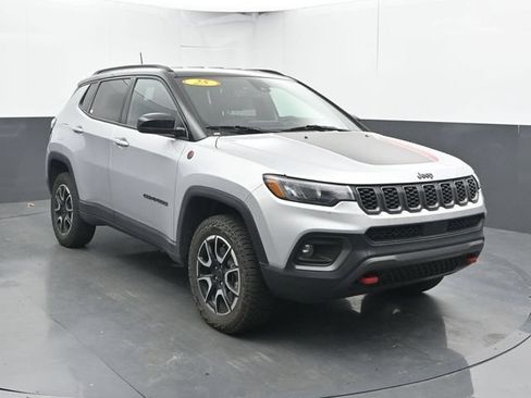 Used 2025 Jeep Compass Trailhawk AWD/4WD image 6