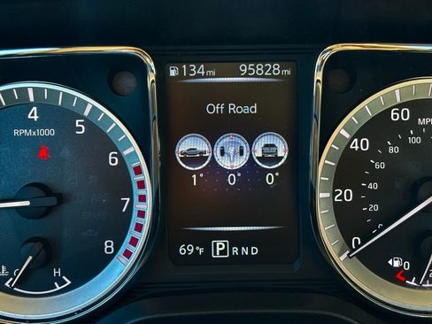 Used 2017 Nissan Titan SV image 19