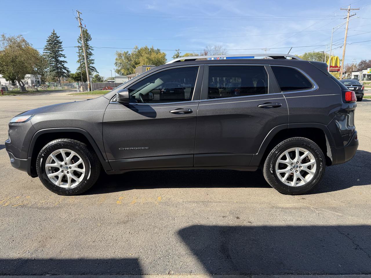 Used 2014 Jeep Cherokee Latitude w/ Cold Weather Group AWD/4WD image 6