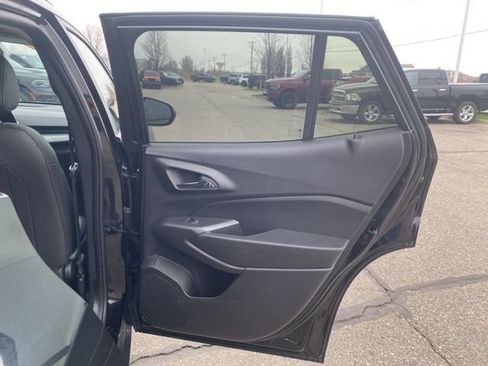Used 2025 Chevrolet Trax LT FWD image 25