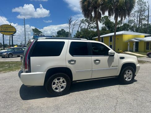 Used 2011 Cadillac Escalade Premium RWD image 39