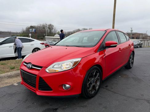 Used 2014 Ford Focus SE w/ Equipment Group 201A FWD image 3