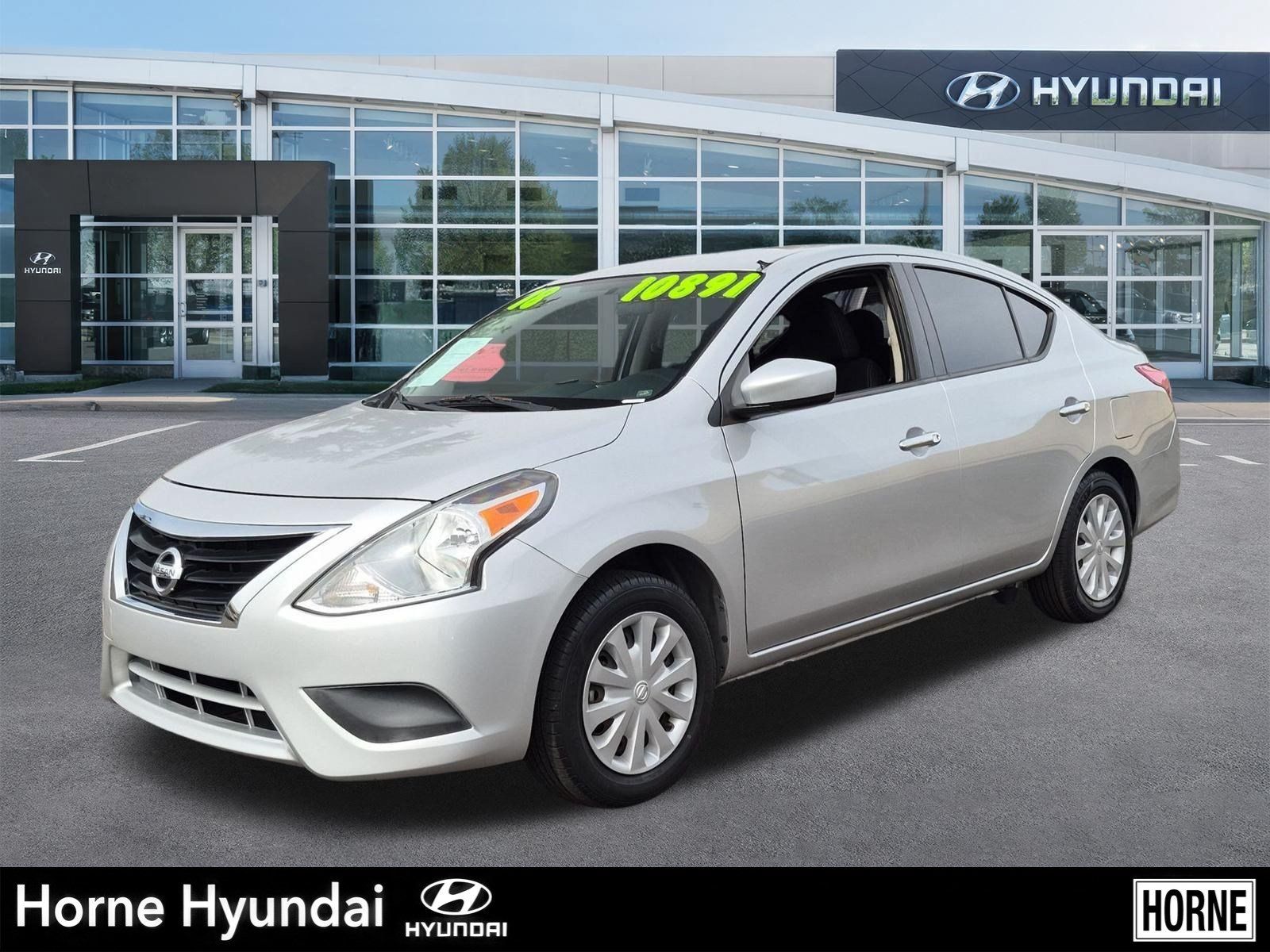 Used 2018 Nissan Versa SV FWD image 1