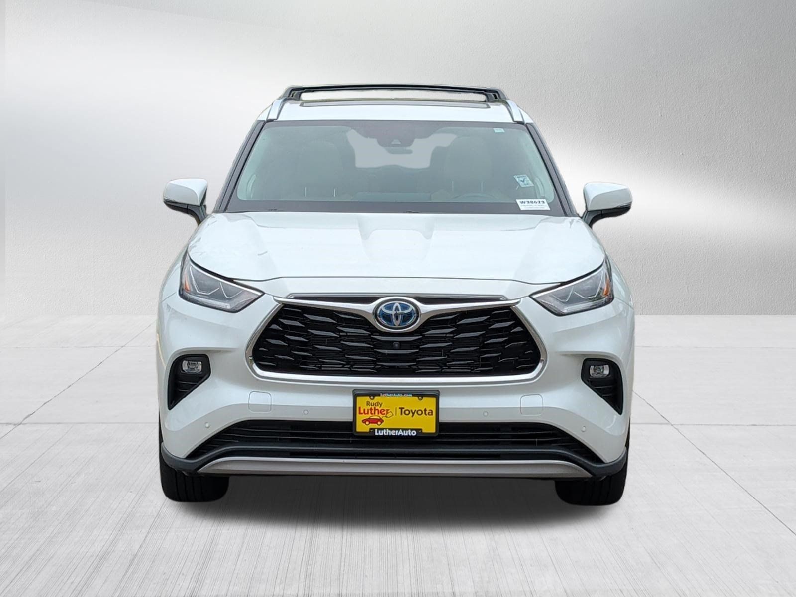 Used 2022 Toyota Highlander Platinum AWD/4WD image 2