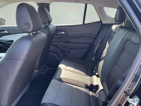 Used 2025 Chevrolet Trax LT FWD image 17