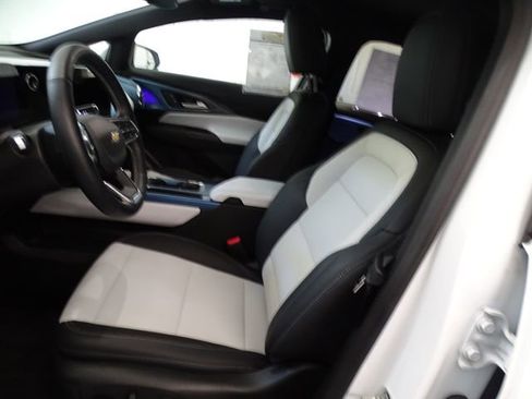 Used 2025 Chevrolet Equinox EV LT FWD image 2