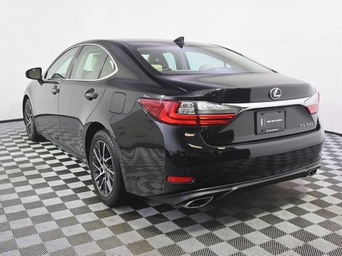 Used 2017 Lexus ES 350 w/ Premium Package FWD image 4