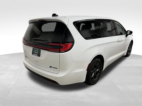 Used 2024 Chrysler Pacifica Limited FWD image 3