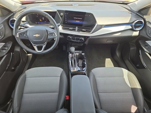 Used 2025 Chevrolet Trax LT w/ LT Convenience Package FWD image 9