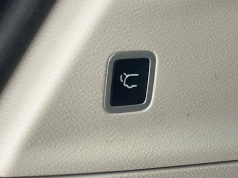 Used 2021 Chrysler Pacifica Limited w/ Uconnect Theater Family Group FWD image 19
