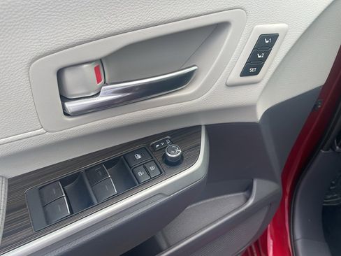 Used 2021 Toyota Sienna Limited image 19