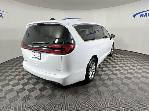 Used 2024 Chrysler Pacifica Touring-L AWD/4WD image 9