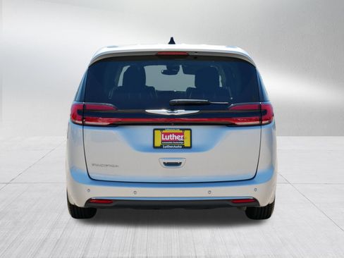 Used 2024 Chrysler Pacifica Touring-L FWD image 6