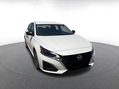 Used 2025 Nissan Altima 2.5 SV FWD image 3