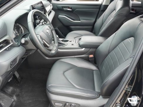 Used 2022 Toyota Highlander XLE FWD image 13