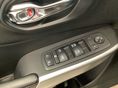Used 2018 Jeep Cherokee Latitude Plus w/ Cold Weather Group AWD/4WD image 15