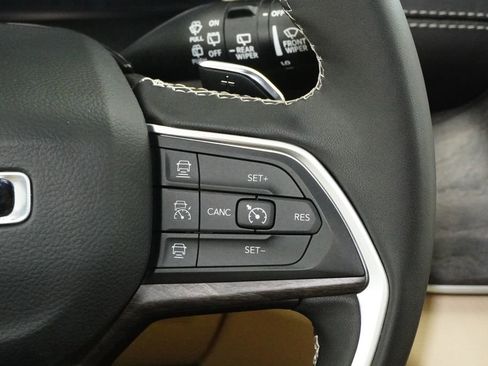 Used 2025 Jeep Grand Cherokee Limited w/ Luxury Tech Group II image 22