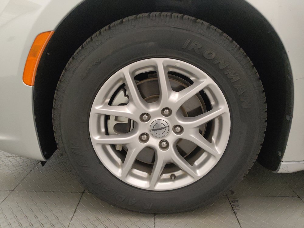 Used 2024 Chrysler Pacifica Touring-L FWD image 31