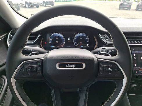 Used 2023 Jeep Grand Cherokee Laredo AWD/4WD image 18