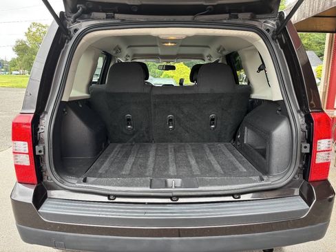 Used 2014 Jeep Patriot Latitude AWD/4WD image 11