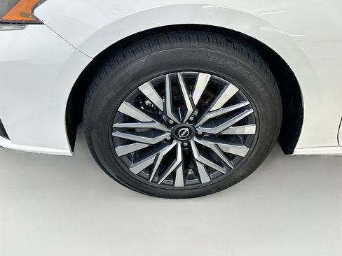 Used 2025 Nissan Altima 2.5 SV FWD image 11