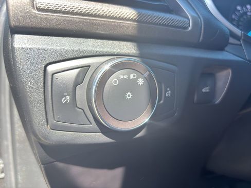 Used 2019 Ford Fusion SE FWD image 11
