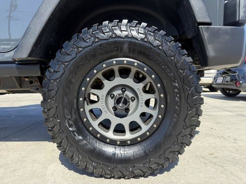 Used 2017 Jeep Wrangler Unlimited Rubicon w/ Cold Weather Group AWD/4WD image 10