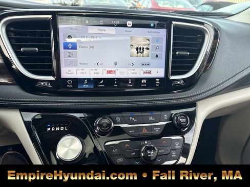 Used 2023 Chrysler Pacifica Limited image 23