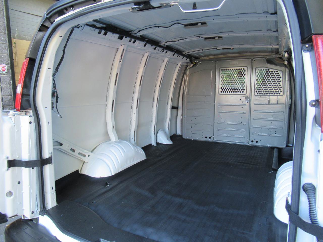Used 2017 Chevrolet Express 2500 RWD image 11